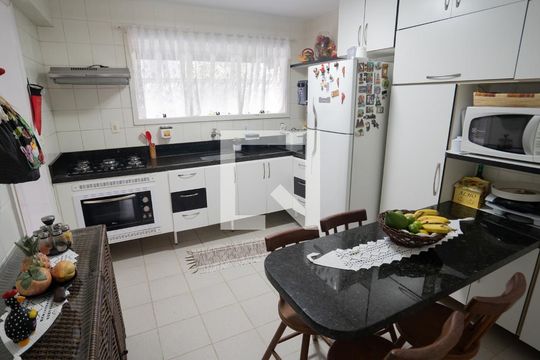 Cozinha de casa de condomínio à venda com 5 quartos, 205m² em Camboinhas, Niterói