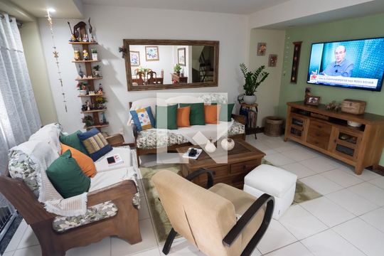 Sala 1 de casa de condomínio à venda com 5 quartos, 205m² em Camboinhas, Niterói