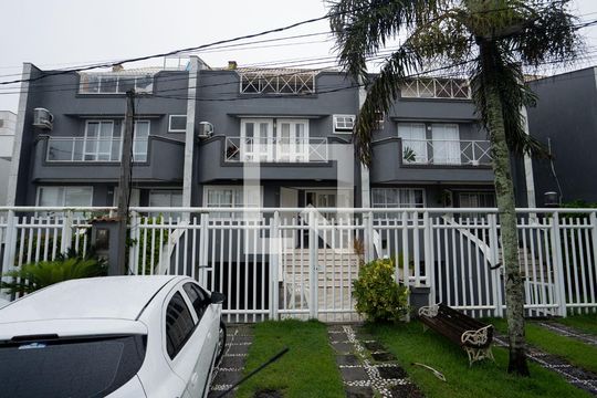 Fachada de casa de condomínio à venda com 5 quartos, 205m² em Camboinhas, Niterói