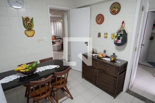 Cozinha de casa de condomínio à venda com 5 quartos, 205m² em Camboinhas, Niterói