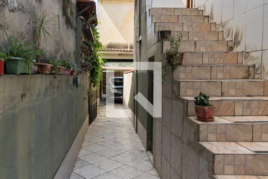 Corredor lateral de acesso de casa para alugar com 2 quartos, 227m² em Jardim América, Rio de Janeiro