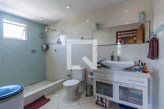 Banheiro da Suíte de casa para alugar com 2 quartos, 227m² em Jardim América, Rio de Janeiro