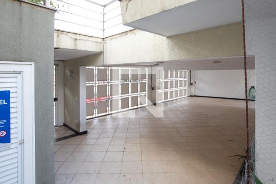 garagem de casa à venda com 3 quartos, 700m² em Lapa, São Paulo