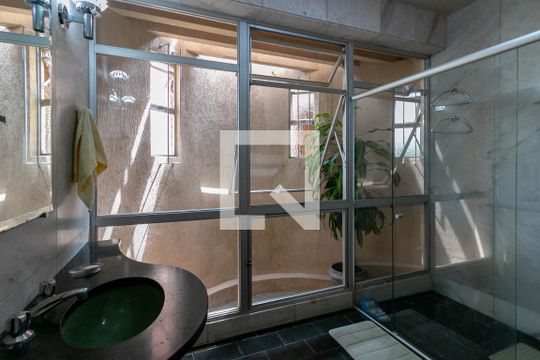 Banheiro de Serviço de casa para alugar com 4 quartos, 400m² em Belvedere, Belo Horizonte