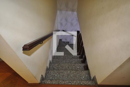 Escada de casa à venda com 3 quartos, 112m² em Parque Vitoria, São Paulo