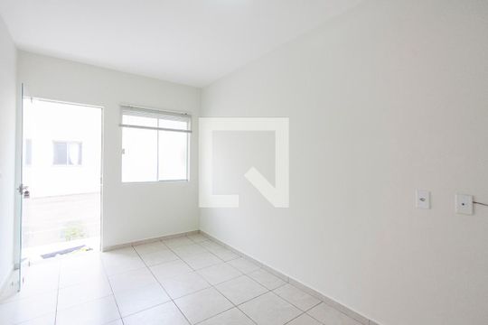 Sala de casa de condomínio para alugar com 2 quartos, 80m² em Vigilato Pereira, Uberlândia