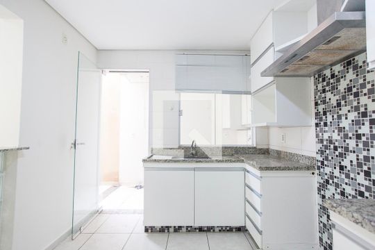 Cozinha de casa de condomínio para alugar com 2 quartos, 80m² em Vigilato Pereira, Uberlândia