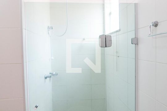 Banheiro da Suite 1 de casa de condomínio para alugar com 2 quartos, 80m² em Vigilato Pereira, Uberlândia