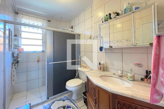 Banheiro de apartamento à venda com 3 quartos, 117m² em Navegantes, Porto Alegre