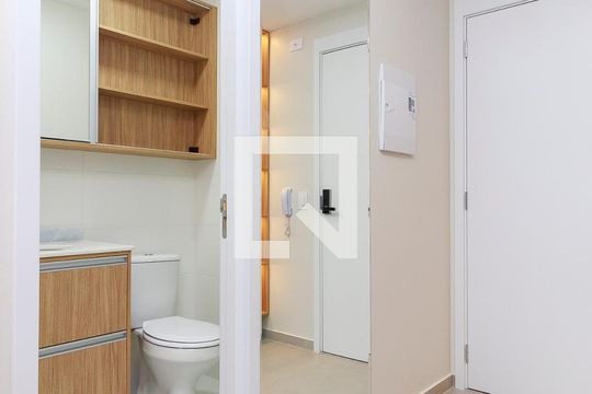Banheiro de kitnet/studio para alugar com 0 quarto, 25m² em Brooklin, São Paulo