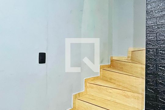 Escada de casa à venda com 2 quartos, 82m² em Jardim Santa Cecilia, Guarulhos