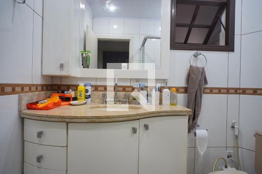 Banheiro de casa à venda com 3 quartos, 190m² em Parque Santa Fé, Porto Alegre