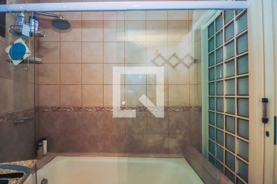 Banheiro da Suíte de apartamento à venda com 3 quartos, 151m² em Rio Branco, Porto Alegre