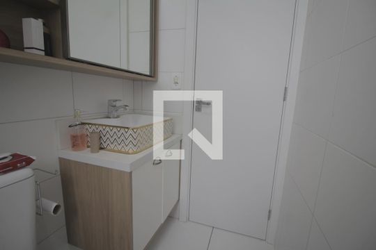 Banheiro de apartamento à venda com 2 quartos, 56m² em Centro, Canoas