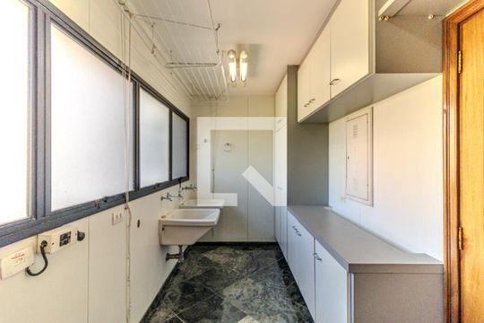 Área de Serviço de apartamento para alugar com 4 quartos, 245m² em Higienópolis, São Paulo