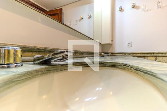 Banheiro da Suíte 3 de apartamento para alugar com 4 quartos, 245m² em Higienópolis, São Paulo