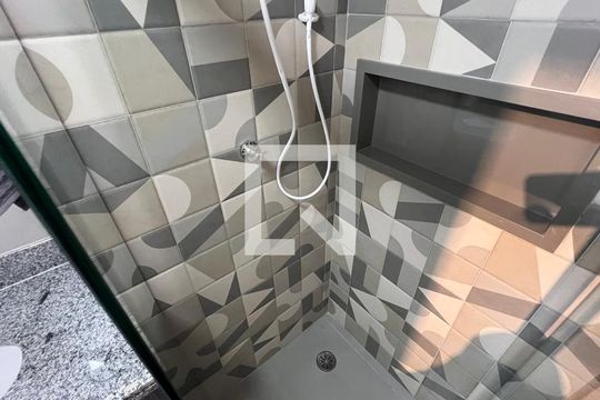 Banheiro de kitnet/studio para alugar com 1 quarto, 24m² em Pinheiros, São Paulo