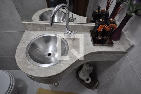 Lavabo de casa para alugar com 3 quartos, 300m² em Vila Irmaos Arnoni, São Paulo