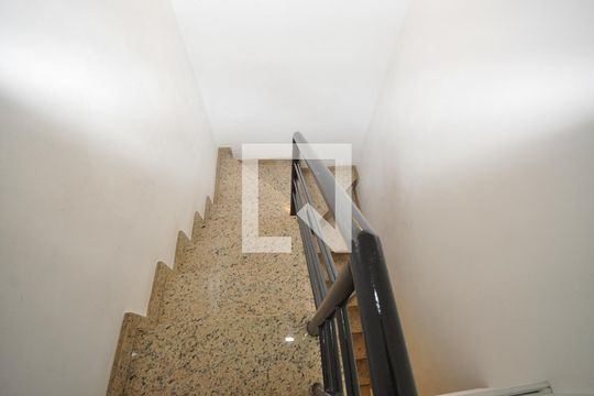 Escada de casa para alugar com 3 quartos, 300m² em Vila Irmaos Arnoni, São Paulo