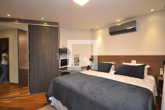 Suíte 1 de casa para alugar com 3 quartos, 300m² em Vila Irmaos Arnoni, São Paulo