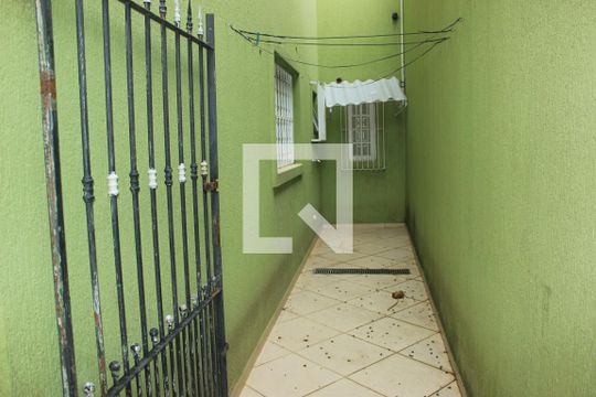 Corredor do Quintal de casa à venda com 3 quartos, 180m² em Pq Continental 2, Guarulhos