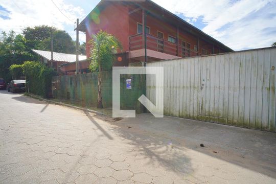 Fachada de kitnet/studio para alugar com 1 quarto, 25m² em São João do Rio Vermelho, Florianópolis