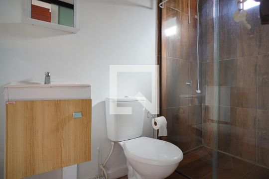 Banheiro de kitnet/studio para alugar com 1 quarto, 25m² em São João do Rio Vermelho, Florianópolis