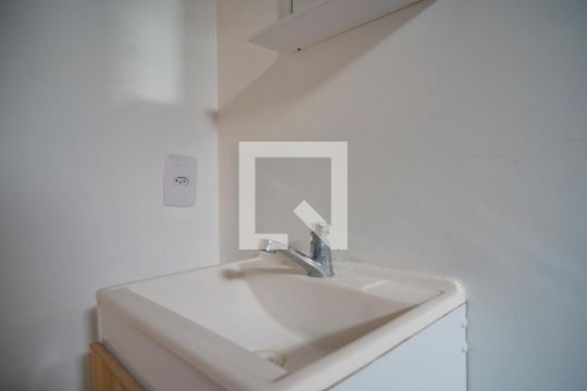 Banheiro de kitnet/studio para alugar com 1 quarto, 25m² em São João do Rio Vermelho, Florianópolis