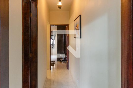 Corredor de casa à venda com 3 quartos, 167m² em Vila Zat, São Paulo