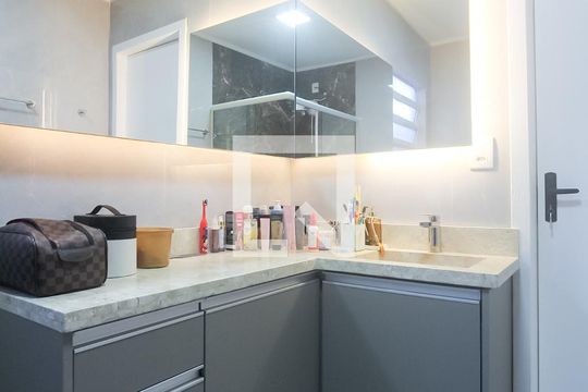 Banheiro social  de apartamento à venda com 3 quartos, 90m² em Jardim do Salso, Porto Alegre