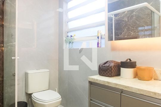 Banheiro social de apartamento à venda com 3 quartos, 90m² em Jardim do Salso, Porto Alegre