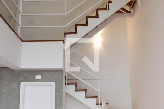Escada de casa de condomínio para alugar com 2 quartos, 110m² em Vila Morumbi, São Paulo