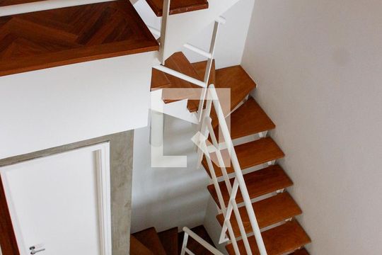 Escada de casa de condomínio para alugar com 2 quartos, 110m² em Vila Morumbi, São Paulo