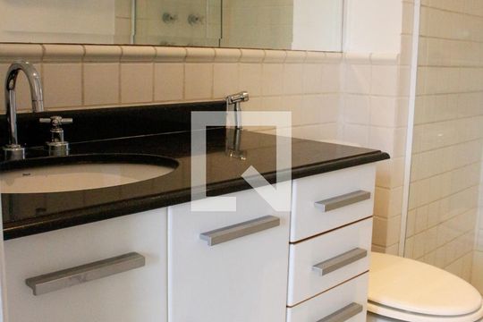 Banheiro 2 de casa de condomínio para alugar com 2 quartos, 110m² em Vila Morumbi, São Paulo
