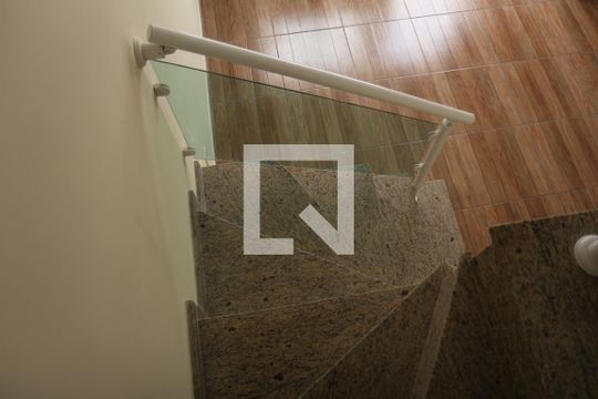 Escada de casa de condomínio para alugar com 2 quartos, 42m² em Vila Antonieta, São Paulo