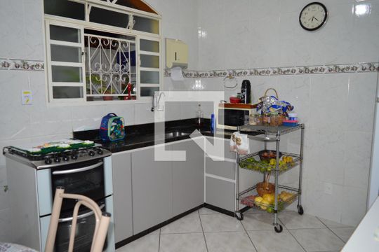 Cozinha de casa de condomínio à venda com 3 quartos, 82m² em Fonte Grande, Contagem