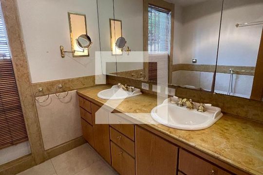 Banheiro suíte master de casa à venda com 4 quartos, 400m² em Jardim Everest, São Paulo