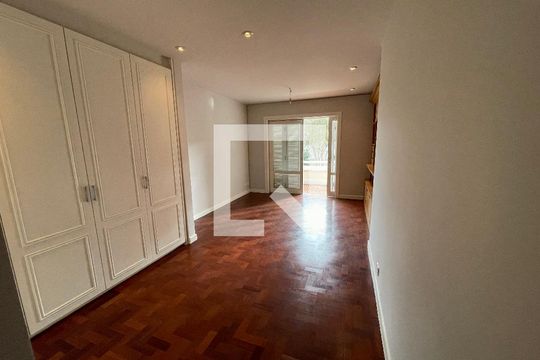 Suíte master de casa à venda com 4 quartos, 400m² em Jardim Everest, São Paulo