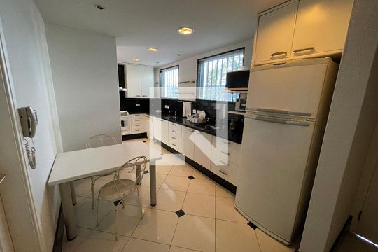 Cozinha de casa à venda com 4 quartos, 400m² em Jardim Everest, São Paulo