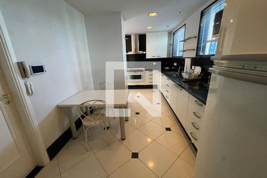 Cozinha de casa à venda com 4 quartos, 400m² em Jardim Everest, São Paulo