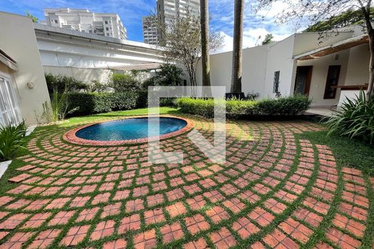Quintal de casa à venda com 4 quartos, 400m² em Jardim Everest, São Paulo