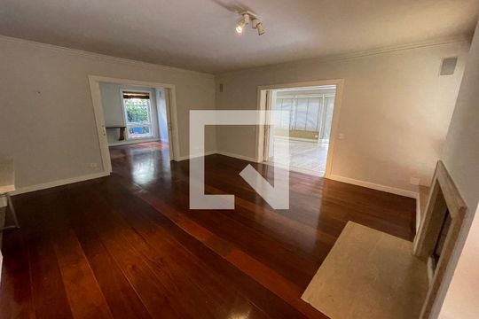 Sala 2 de casa à venda com 4 quartos, 400m² em Jardim Everest, São Paulo
