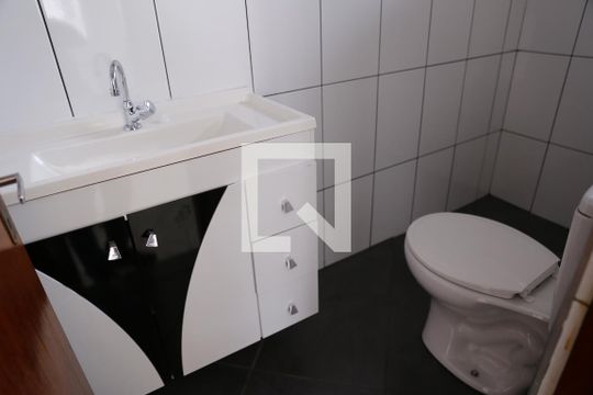 Banheiro de serviço de apartamento para alugar com 2 quartos, 110m² em Vila Portugal, São Paulo