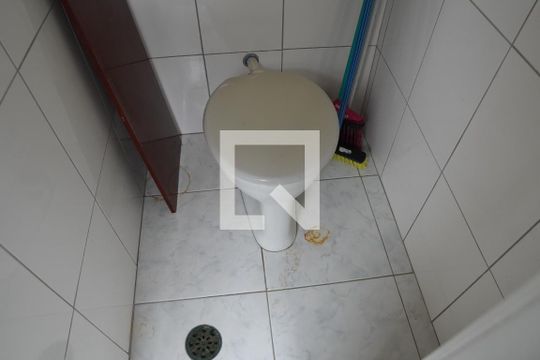 Banheiro de serviço de apartamento para alugar com 3 quartos, 80m² em Jardim Umuarama, São Paulo