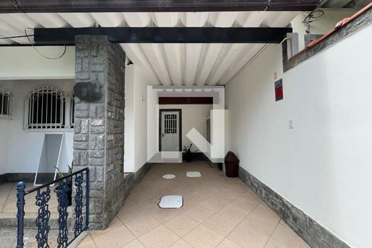 Garagem de casa para alugar com 3 quartos, 298m² em Freguesia (jacarepaguá), Rio de Janeiro