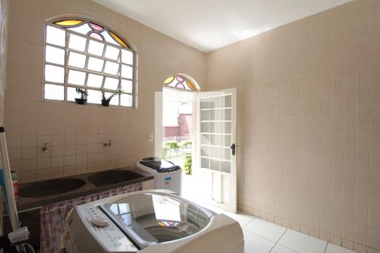 Area de Serviço de casa para alugar com 4 quartos, 326m² em Castelo, Belo Horizonte