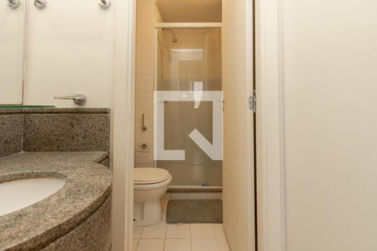 Banheiro de apartamento para alugar com 2 quartos, 45m² em Nova Piraju, São Paulo