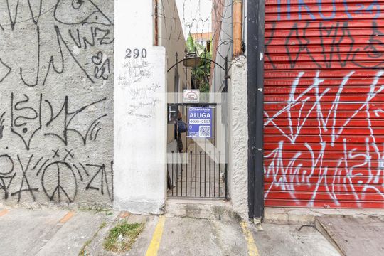Fachada de casa para alugar com 1 quarto, 21m² em Jardim Helena, São Paulo