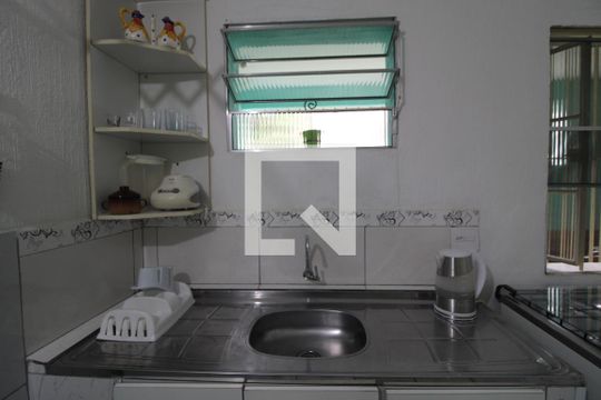 Pia da cozinha de casa para alugar com 1 quarto, 50m² em Santo Amaro, São Paulo