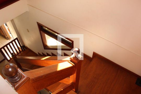 Escada de casa de condomínio para alugar com 3 quartos, 450m² em Parque Frondoso, Cotia